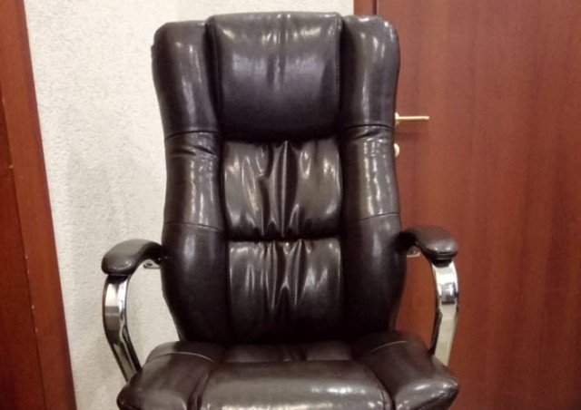Офисное кресло руководителя AV 123